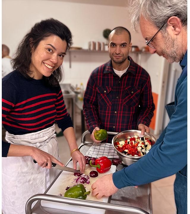 Préparation d'un repas partagé